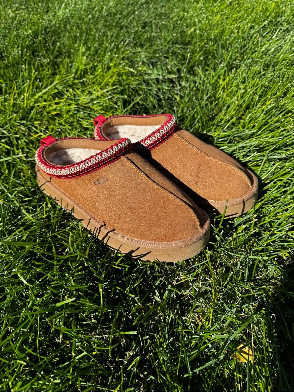 UGG Tazz Big Kids Size 6 Chestnut Red Trim Platform Slippers